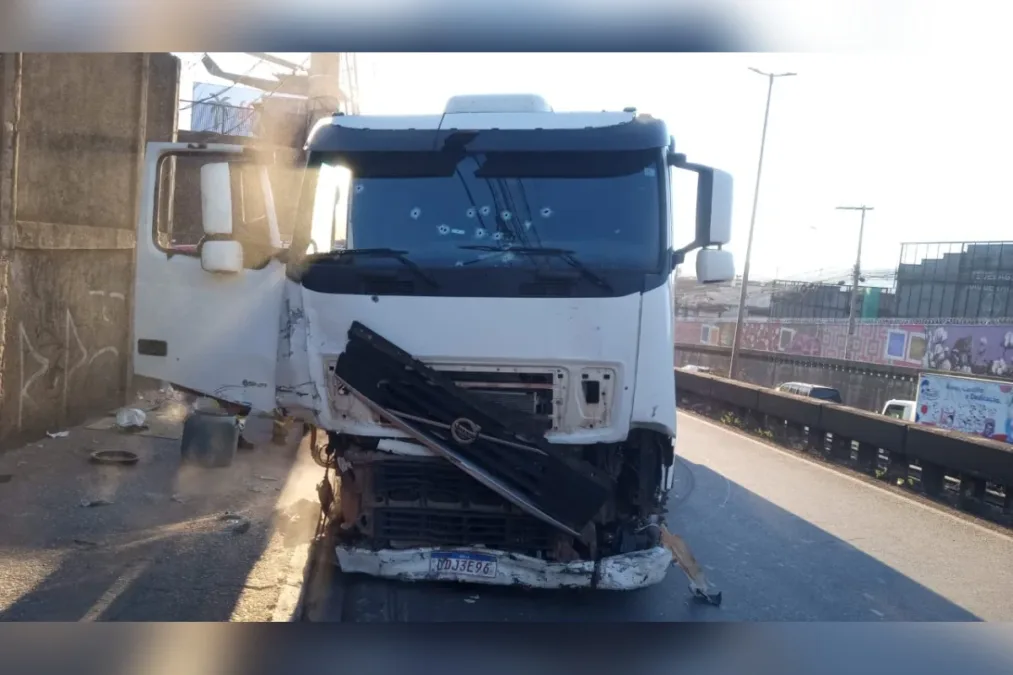 Caminhoneiro atinge carros, ataca policiais e acaba baleado em MG
