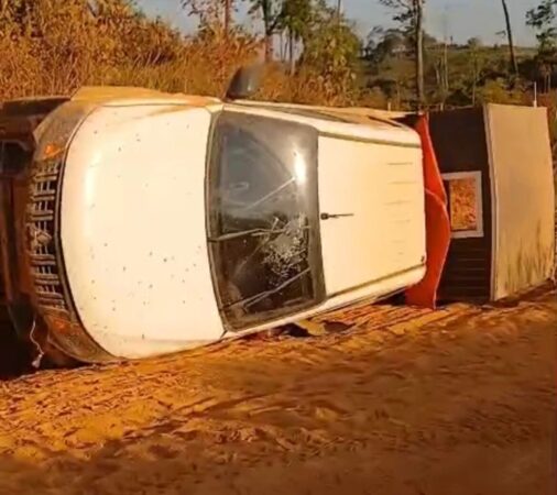 Caminhonete tomba em ramal na zona rural de Sena Madureira