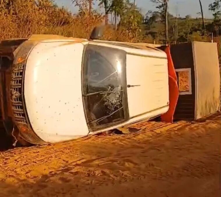 Tombamento de caminhonete é registrado na zona rural de Sena Madureira