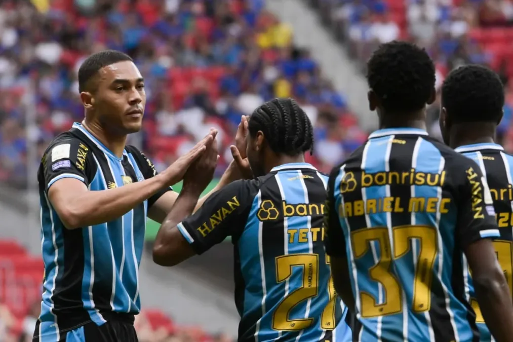 Carlos Vinícius abre o placar para o Grêmio contra o Cruzeiro