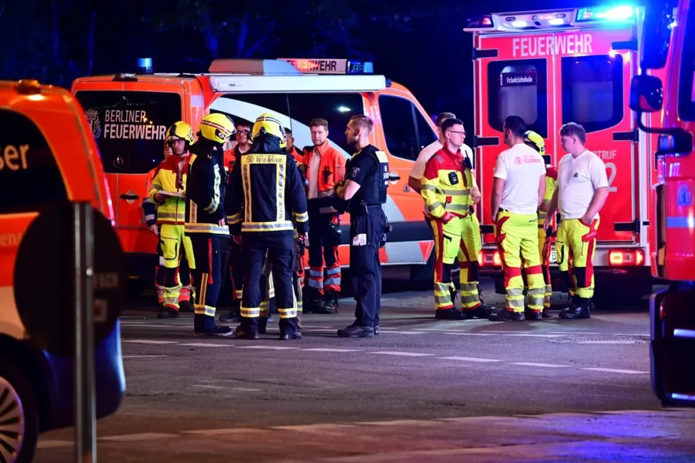 Carro atropela multidão de pessoas durante parada LGBTQI+ na Alemanha
