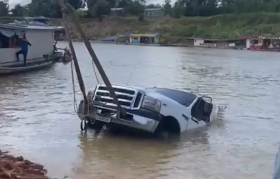 Caminhão é retirado do Rio Juruá após afundar durante acesso à balsa em Porto Walter, no Acre.