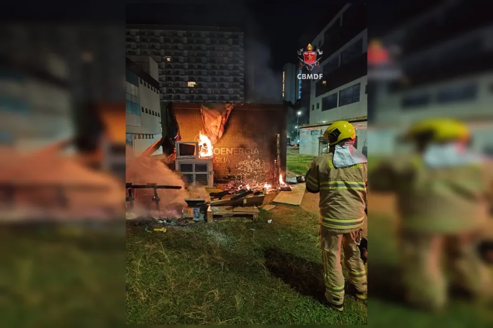 Casebre instalado ao lado de subestação de energia pega fogo na Asa Sul