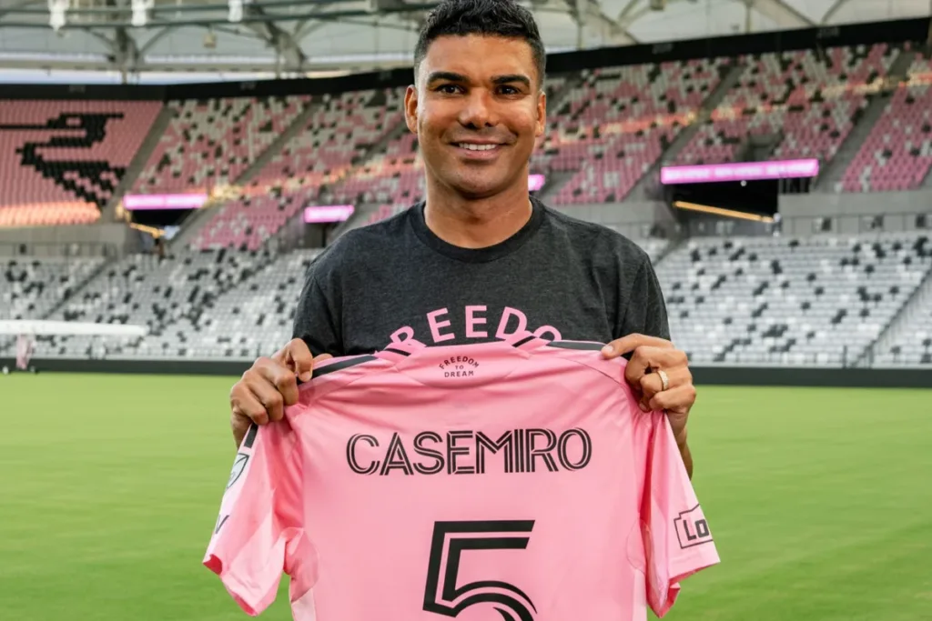 Casemiro exalta Messi e diz que argentino é o "Deus do futebol"