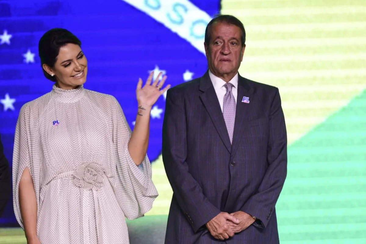 Michelle Bolsonaro sinaliza desistência do Senado após crise com Flávio no PL