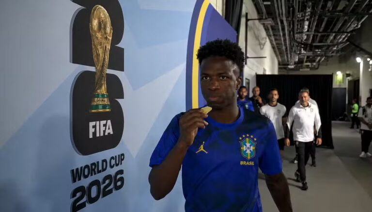 Vinícius Júnior come abacaxi antes dos jogos da Seleção Brasileira
