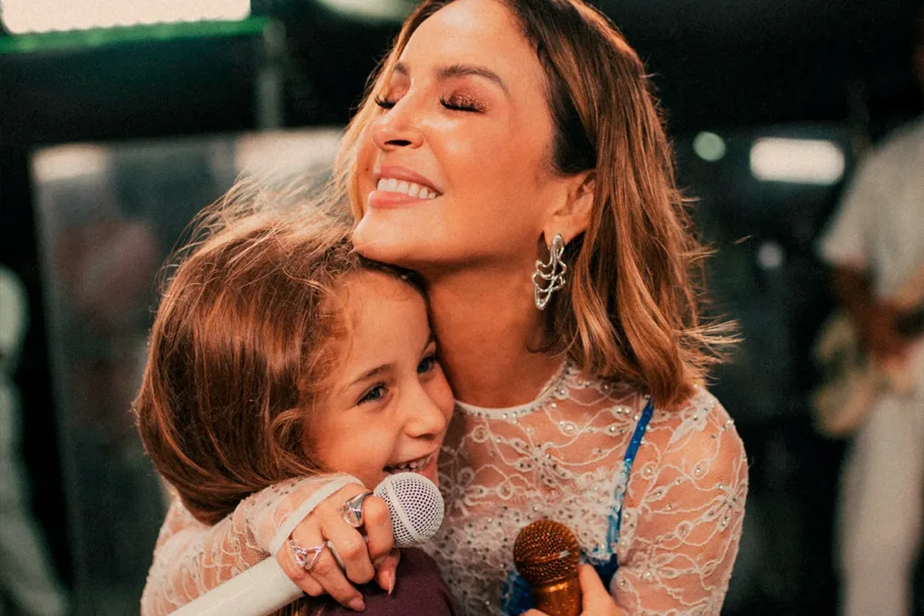 Claudia Leitte diz se filha seguirá seus passos: "Está se divertindo"