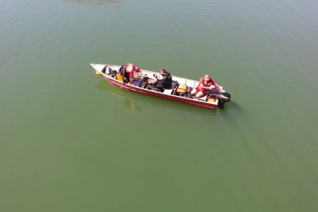 Com ajuda de comunidade, bombeiros buscam pescadores desaparecidos em MG