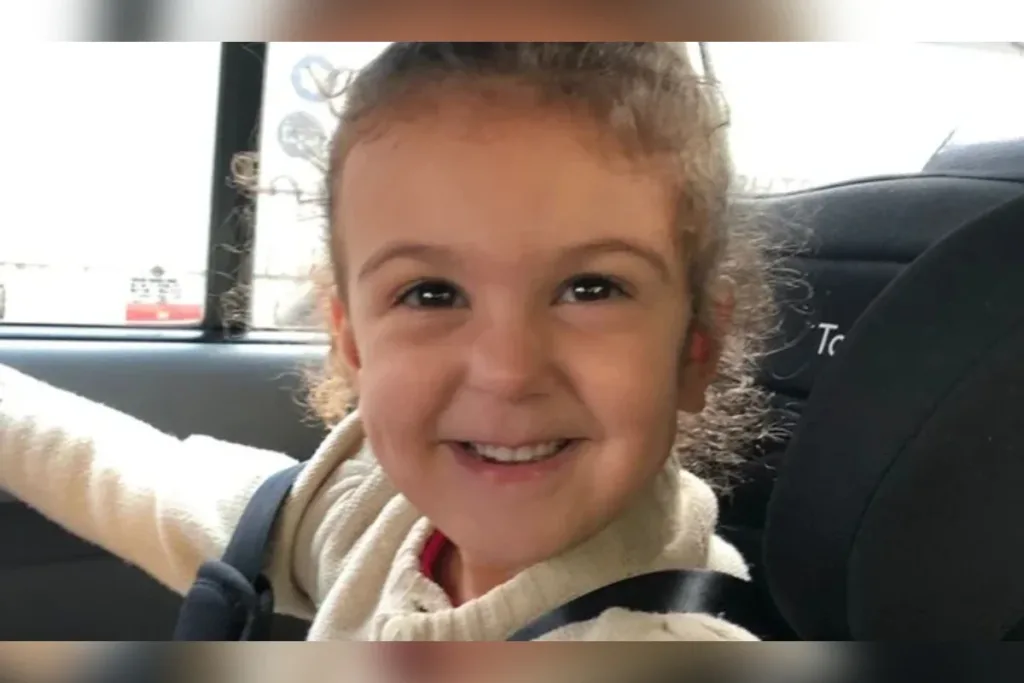 Com movimentos ameaçados por doença ultrarrara, Luiza, 4, precisa de terapia nos EUA
