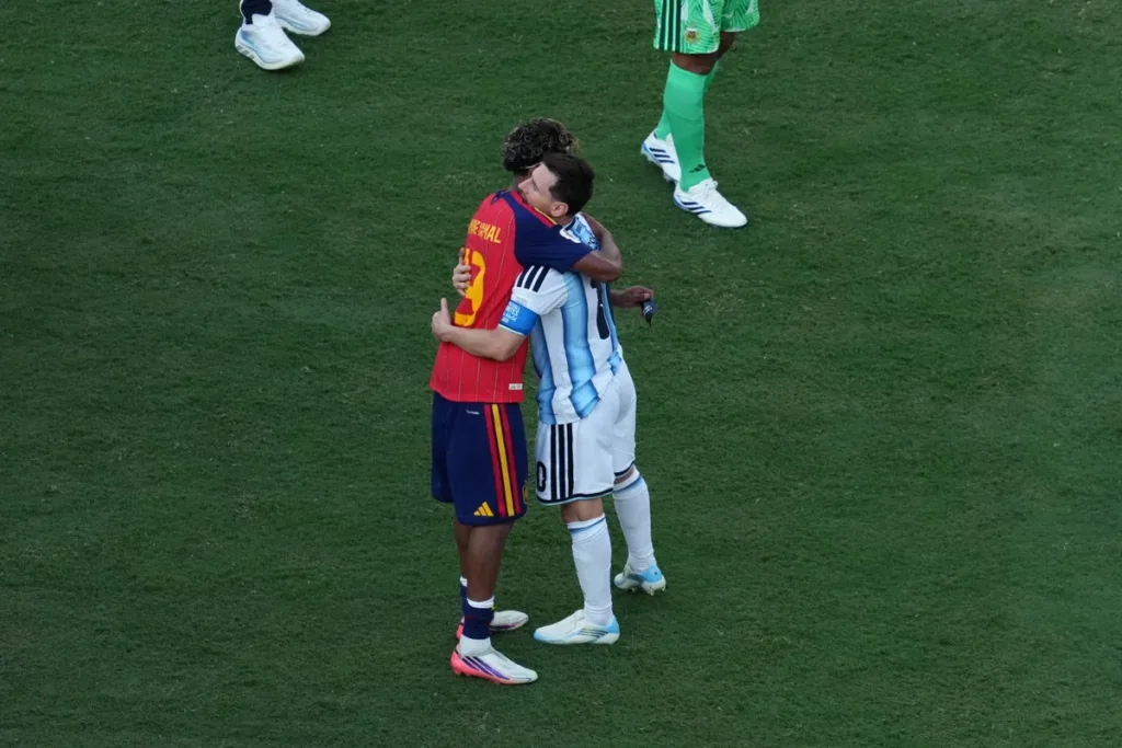 Copa do Mundo: Messi e Yamal se abraçam após título da Espanha