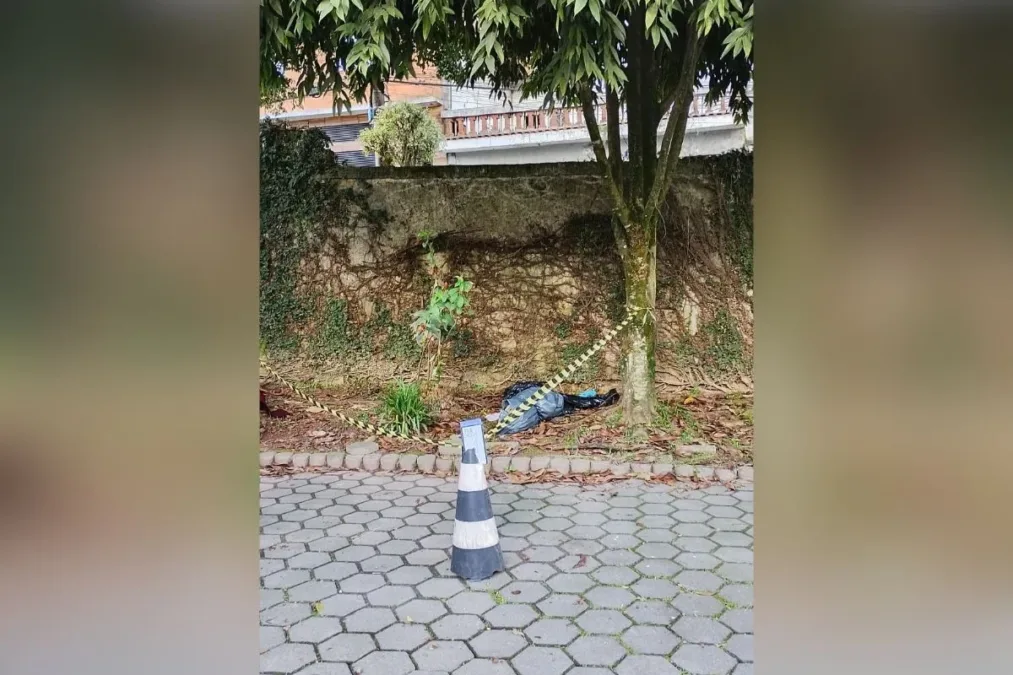 Corpo de mulher é abandonado em estacionamento de UBS na zona sul