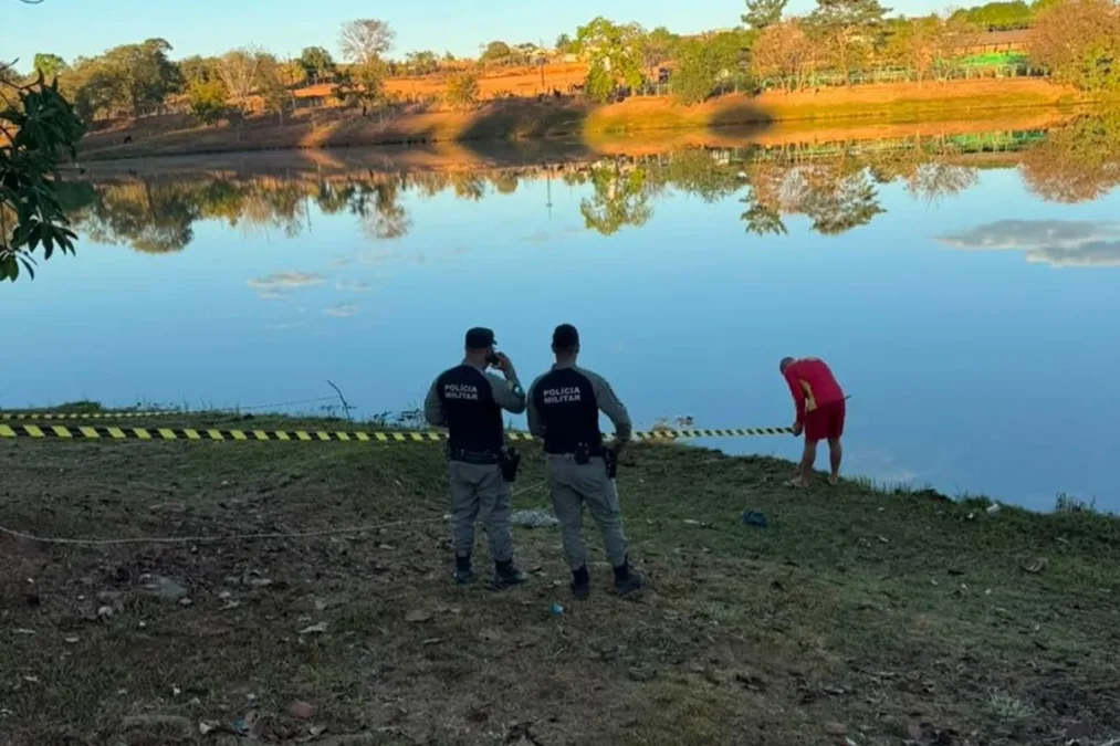 Corpo em lago: vítima foi baleada, tentou fugir pela água e morreu