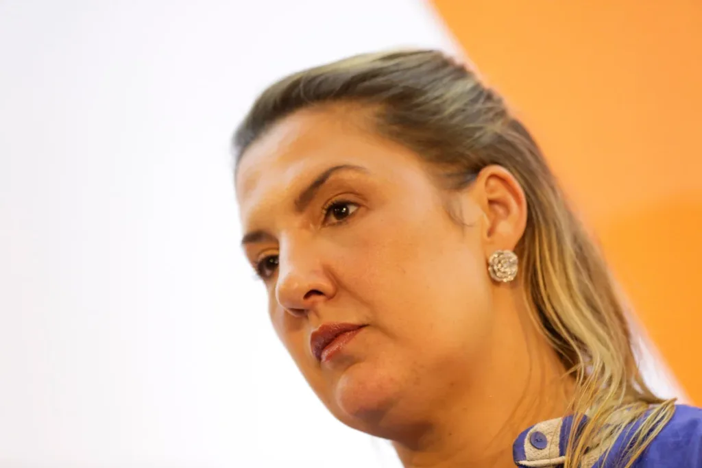 Cotada à vice de Flávio Bolsonaro diz: "Mulher de direita não é submissa"