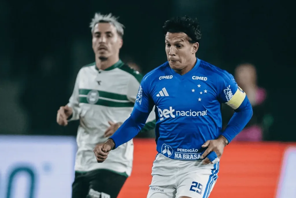 Cruzeiro bate o Coritiba e volta a vencer no Campeonato Brasileiro