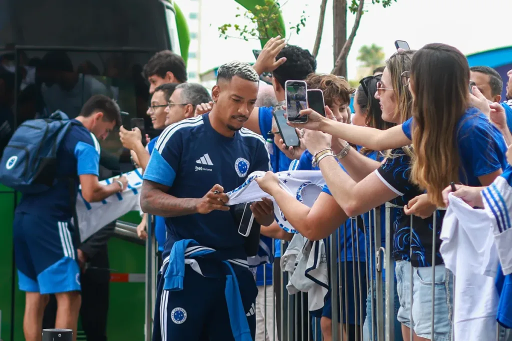 Cruzeiro recebe festa calorosa em Brasília antes de jogo contra Grêmio