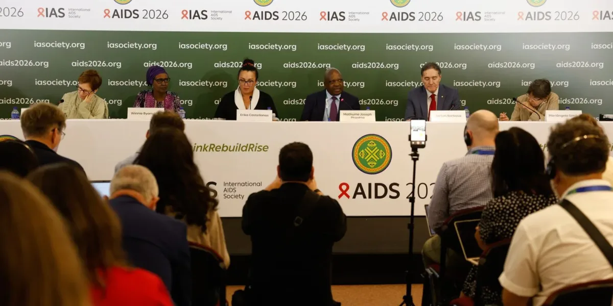 Infecções e mortes por HIV caem, mas falta de recursos ameaça avanços