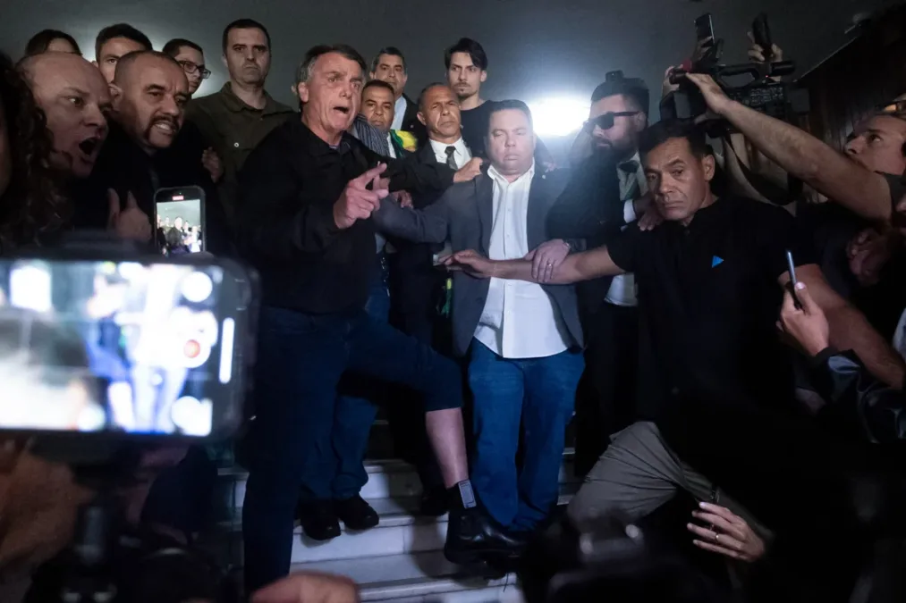 Da tornozeleira à prisão: Bolsonaro completa 1 ano com medidas restritivas, mas influência mexe com Eleições 2026