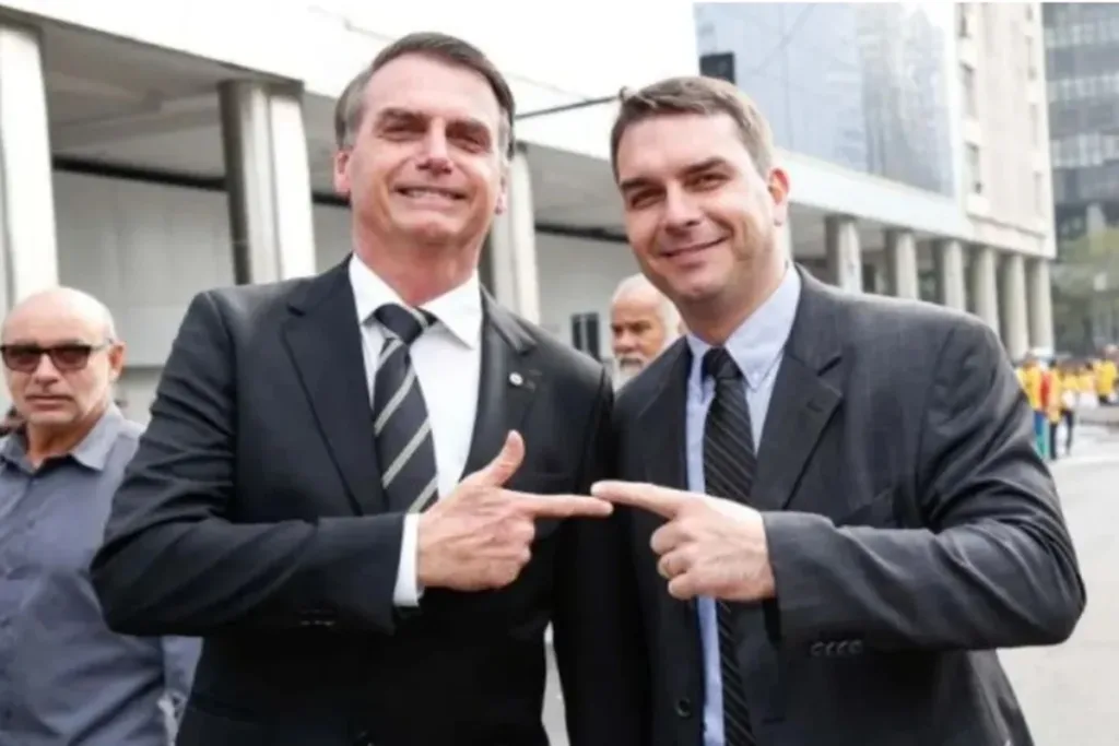 Defesa de Bolsonaro recorre de decisão que suspendeu visitas de Flávio