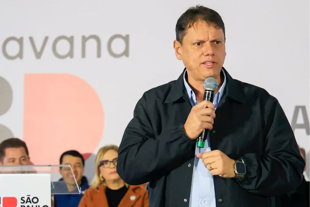Deputado do PT leva multa por retratar Tarcísio como Chucky