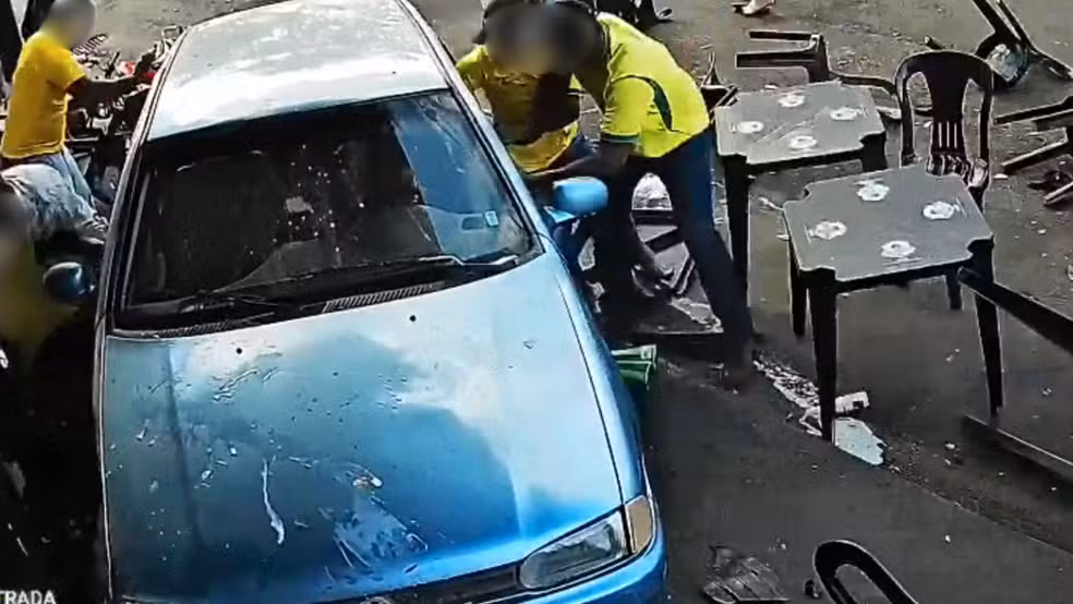 Carro invade bar e atropela torcedores durante jogo da Copa em MG