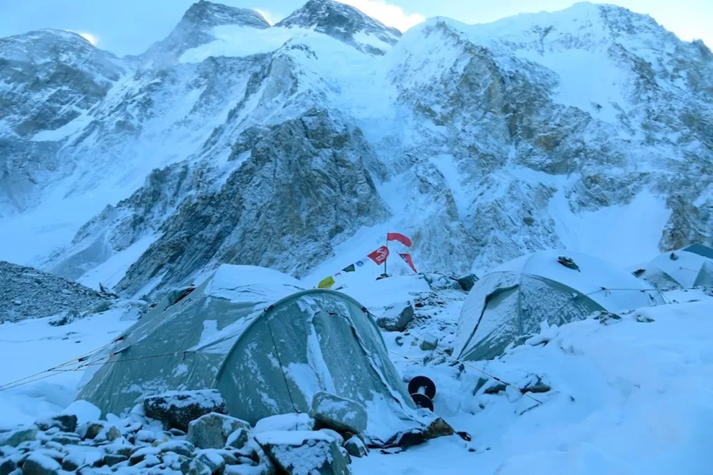 Dez alpinistas somem após avalanche na 12ª montanha mais alta do mundo