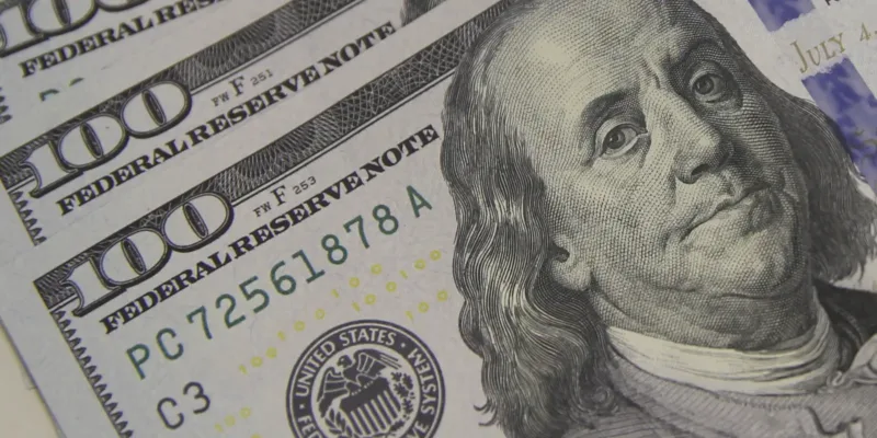 Dólar encosta em R$ 5,10 com tarifaço e tensão global