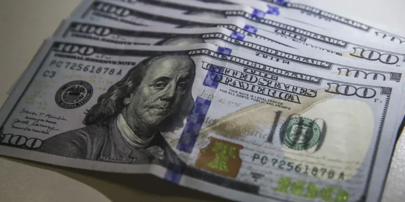 Dólar fica estável em R$ 5,08, mas cai 0,58% na semana