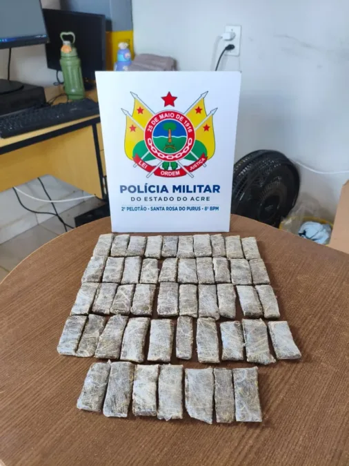 PM apreende maconha escondida em sacas de ração durante fiscalização em Santa Rosa do Purus