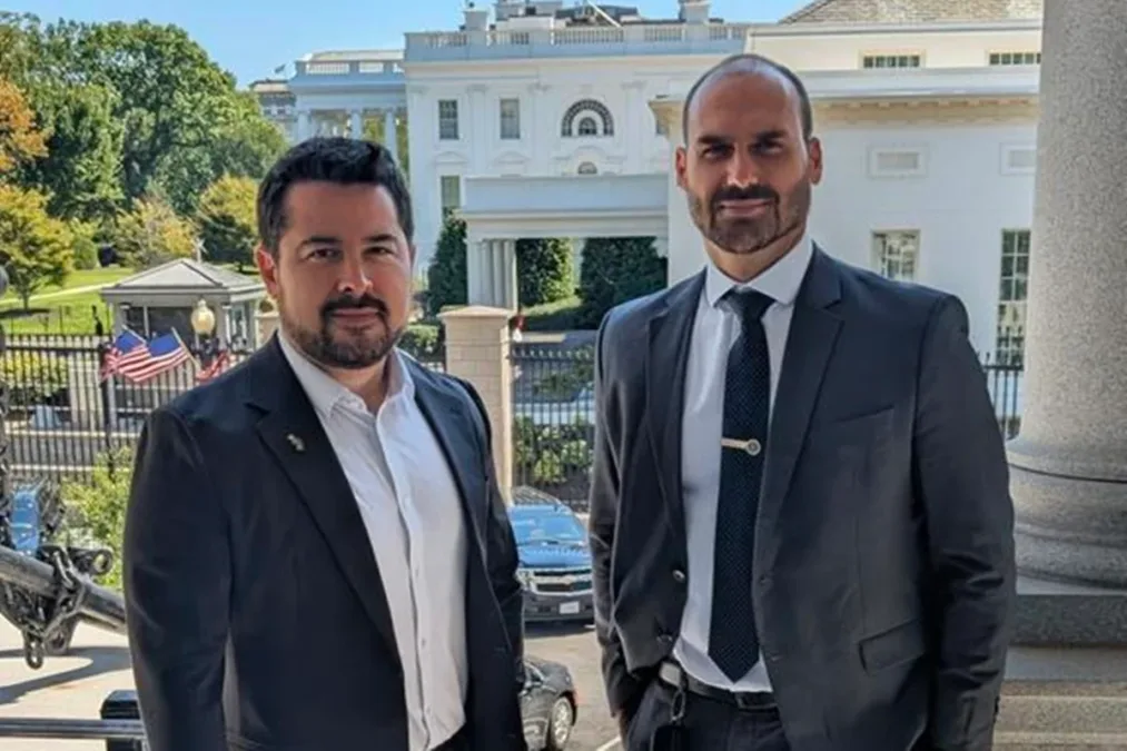 Eduardo Bolsonaro ganhou green card igual ao de Paulo Figueiredo
