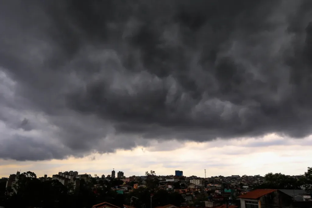 Primeira onda de tempestades causada pelo El Niño atinge regiões do Brasil.