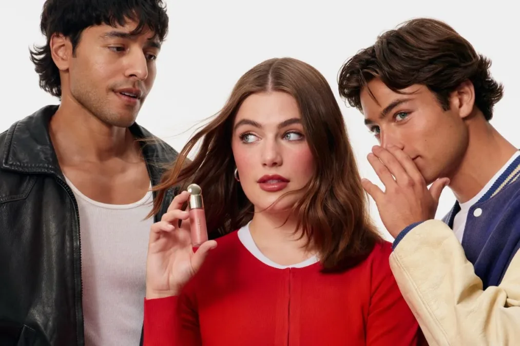 Ella Bright, de Off Campus, é a primeira embaixadora da Rare Beauty