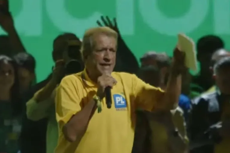 Em ato de Flávio, Valdemar enaltece Bolsonaro: "Maior líder que vi na vida"