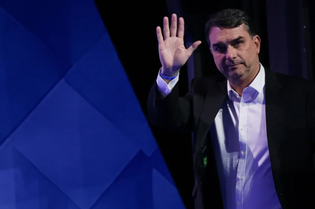 Direita se fragmenta em MG e Flávio Bolsonaro perde aliados de peso