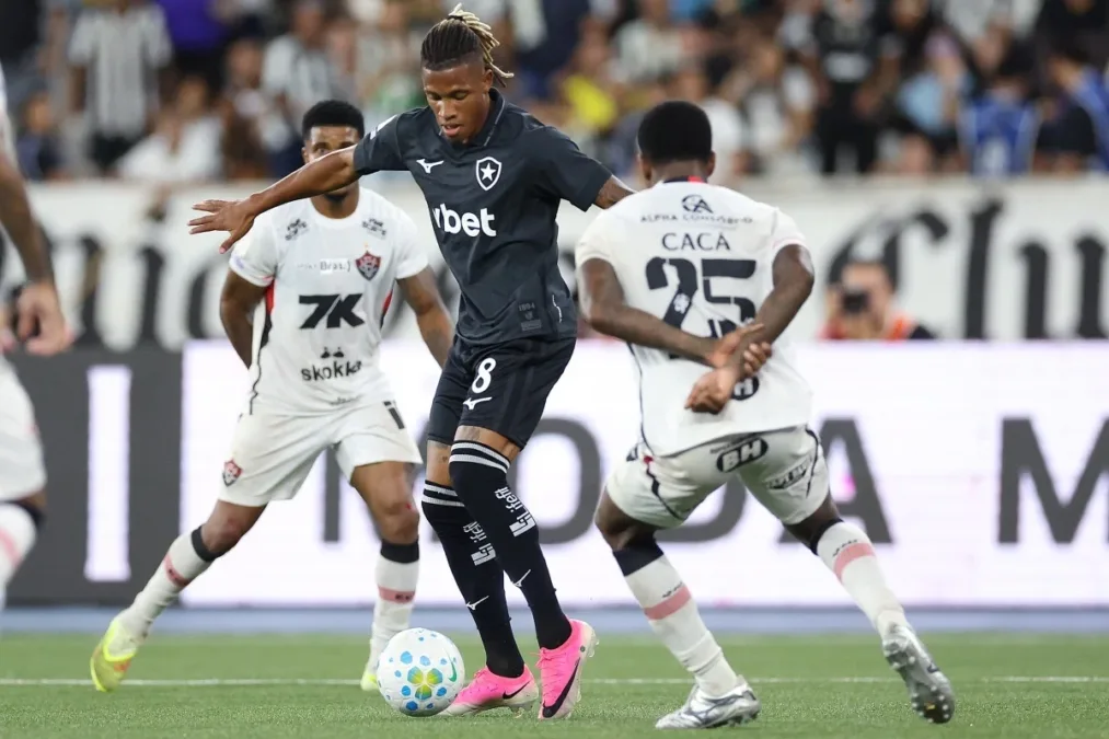 Em jogo movimentado, Botafogo e Vitória empatam pelo Brasileirão