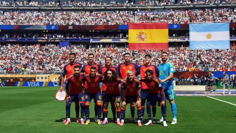 Espanha campeã da Copa do Mundo de 2026 comemora título após vencer a Argentina na final.