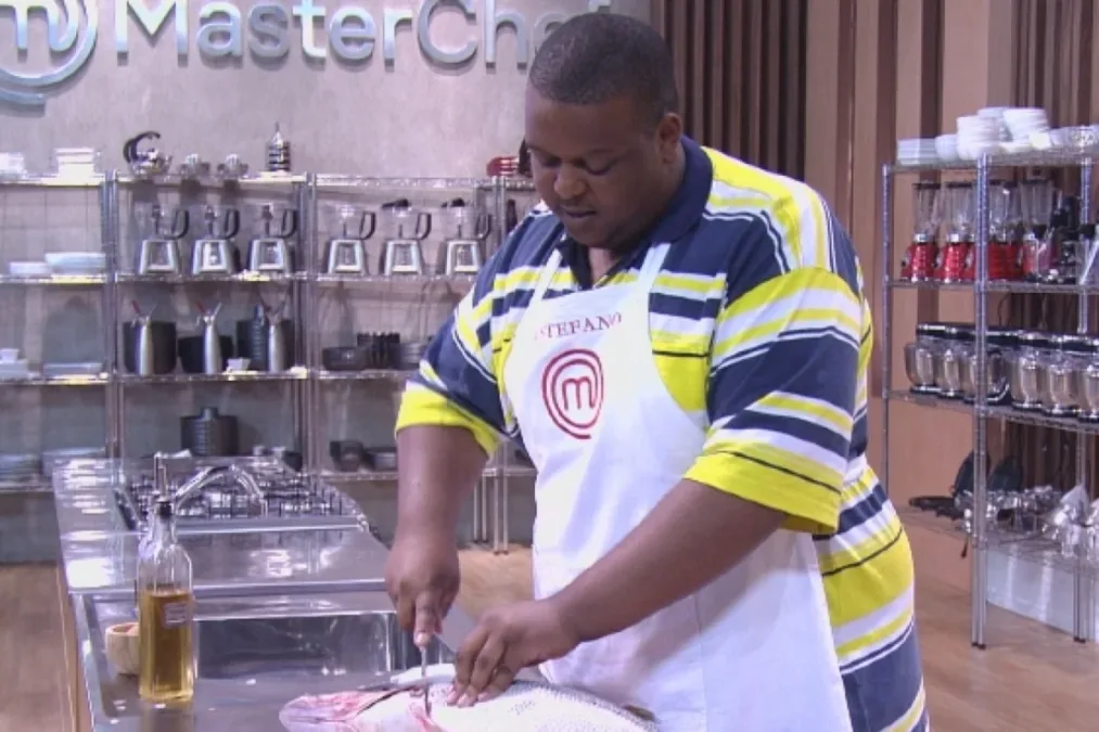 Ex-MasterChef se explica após ser flagrado vendendo doces no semáforo