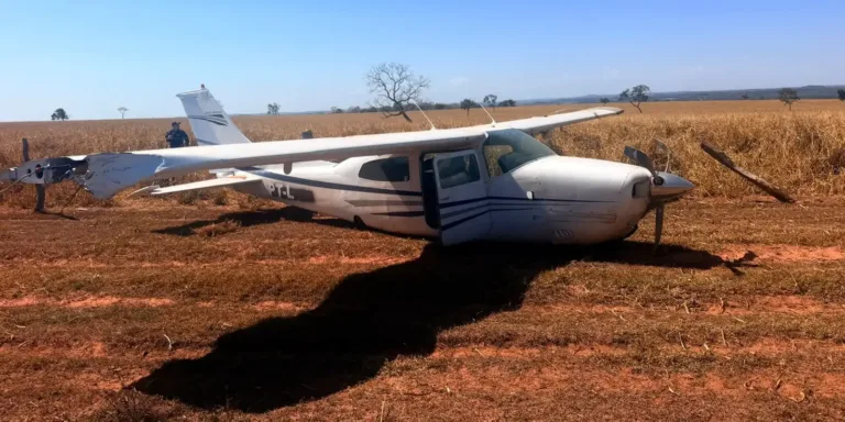 FAB intercepta aeronave suspeita vinda da Bolívia
