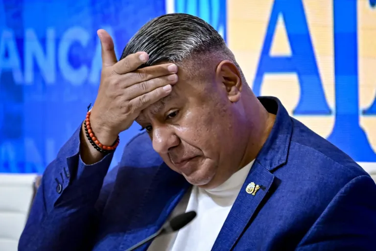 FBI confisca celular de presidente da Associação Argentina de Futebol