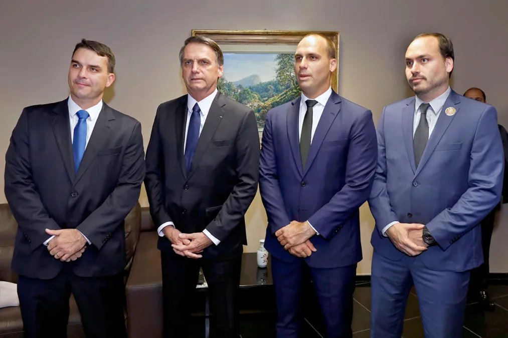 Filhos de Bolsonaro reagem à proibição de visita ao pai por 30 dias