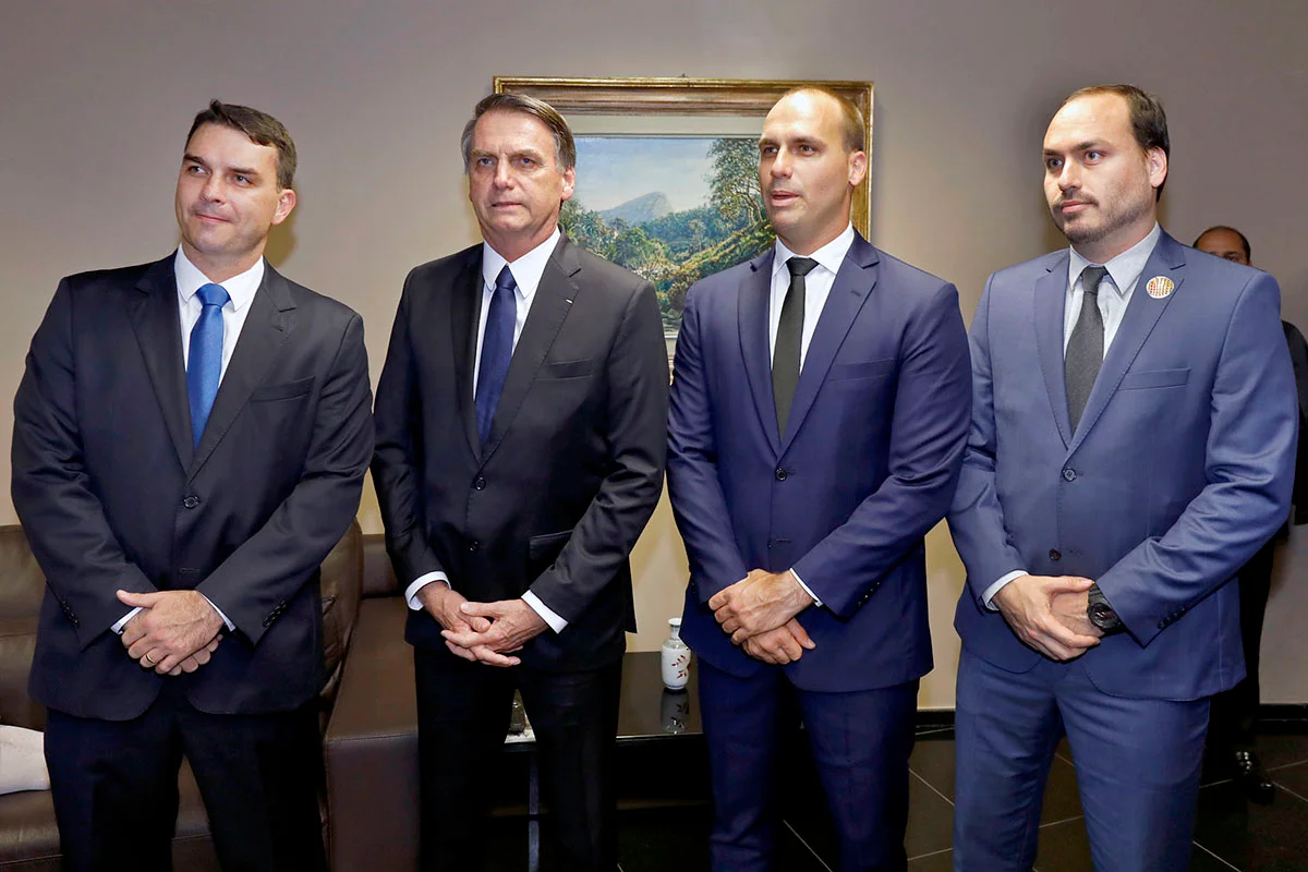 Filhos de Bolsonaro reagem à proibição de visita ao pai por 30 dias