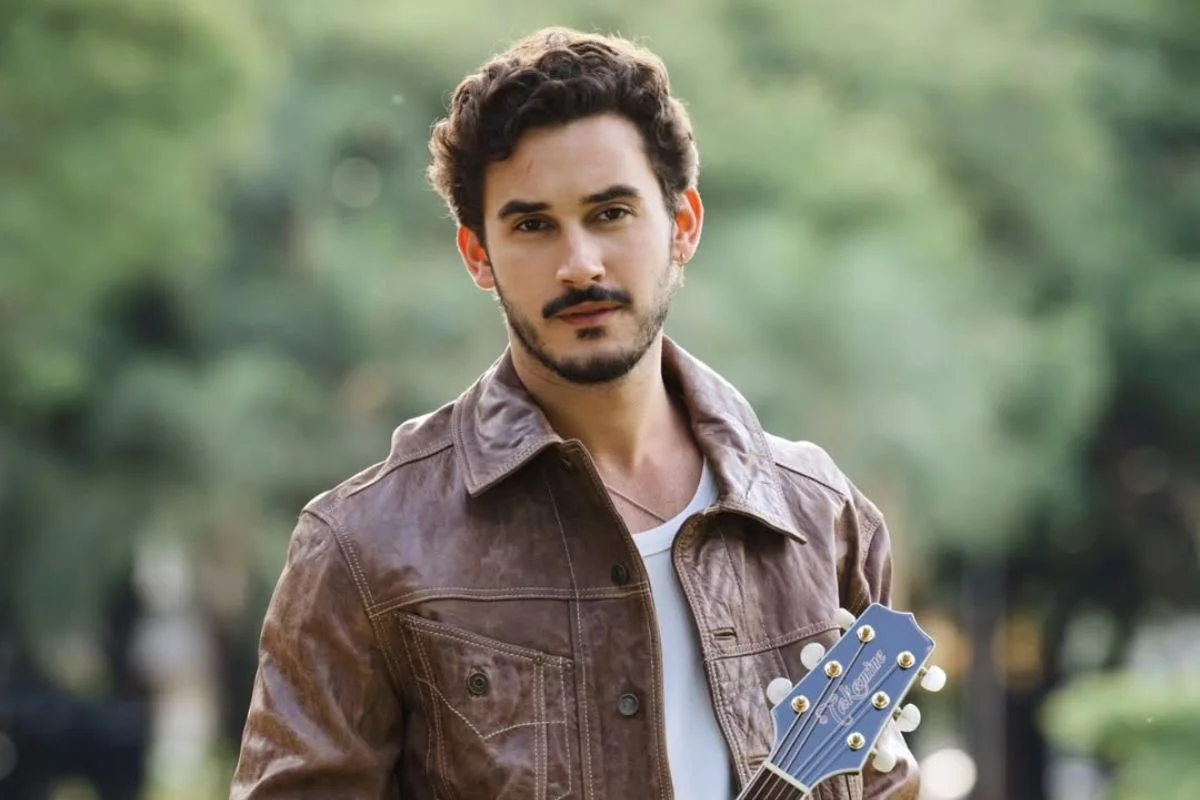 Filipe Bragança celebra fim de gravações de novela após climão com Isadora Cruz
