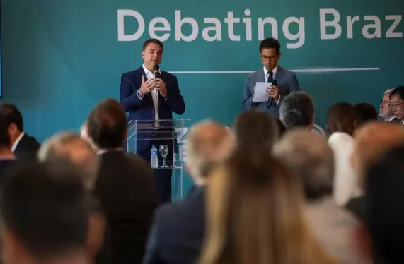 Flávio Bolsonaro ataca urnas eletrônicas com acusações já desmentidas pelo TSE