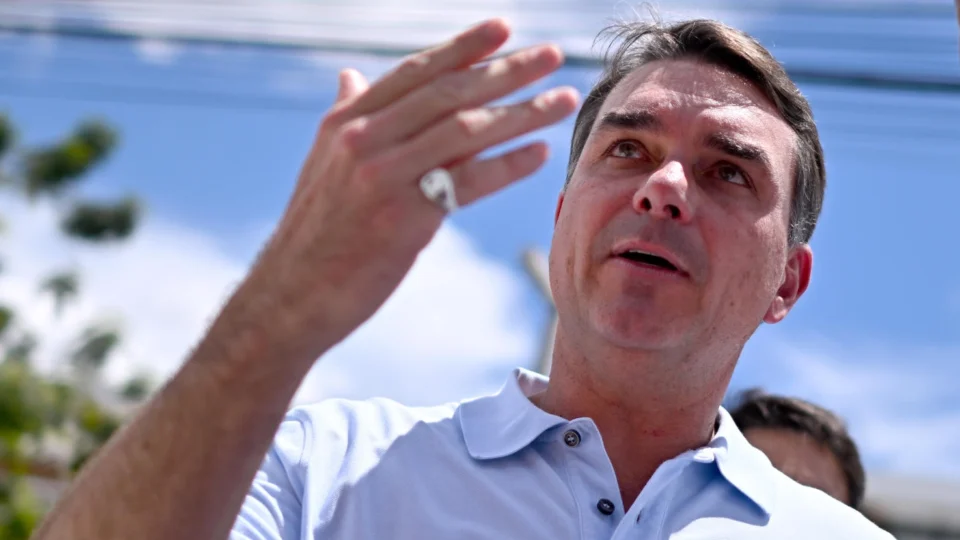 Flávio e Eduardo Bolsonaro associam eliminação do Brasil na Copa ao governo Lula