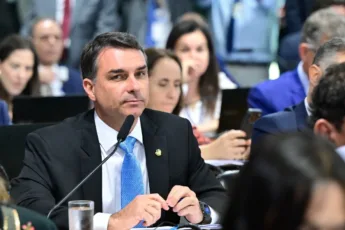 Flávio Bolsonaro questiona urnas eletrônicas em reunião com embaixadores