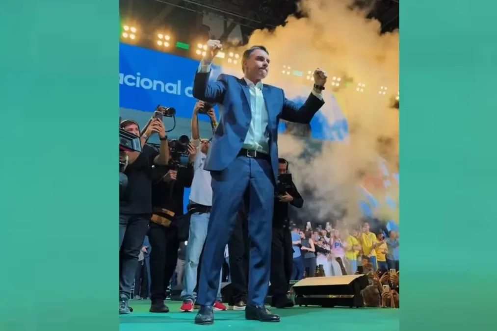 Flávio Bolsonaro reafirma obediência ao pai na convenção do “Sem, sem”