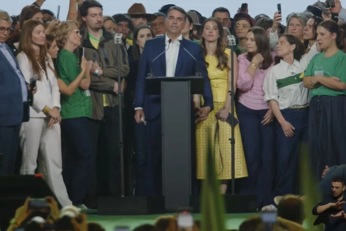 Flávio diz que Bolsonaro é "vítima da maior farsa" que país já viveu