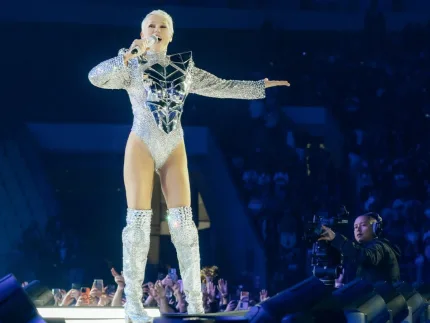 Xuxa comenta repercussão da turnê e ironiza críticas ao figurino: “Último voo da virilha”