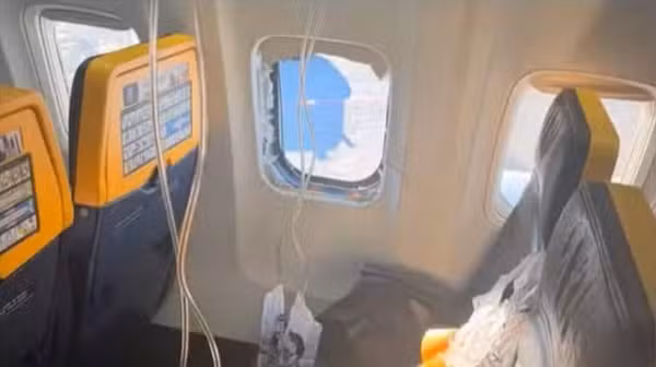 Passageiro é parcialmente sugado por janela de avião e caso relembra acidente histórico