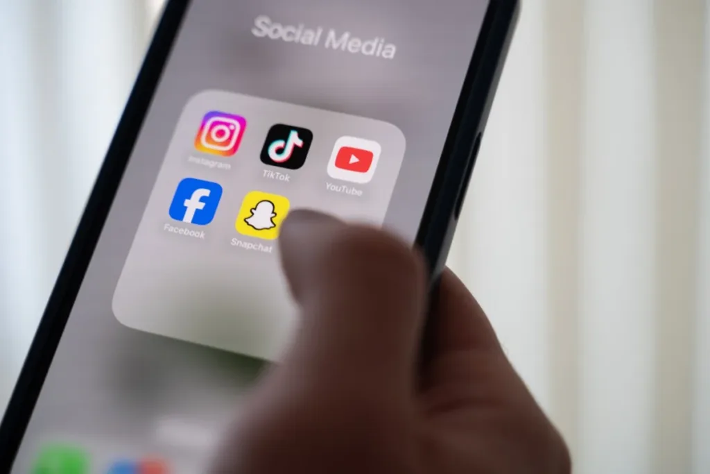 França aprova lei que proíbe redes sociais para menores de 15 anos