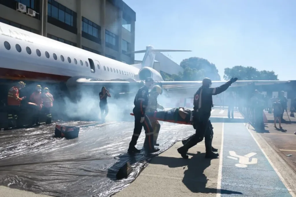 Fumaça e helicóptero: simulado de queda de avião testa segurança do DF
